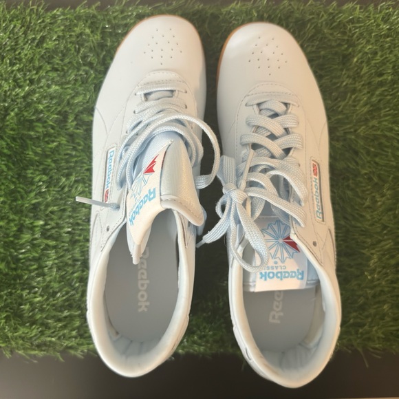 Size 9 NWT REEBOK SNEAKER Ice Blue and Bubblegum Sole - Picture 5 of 11